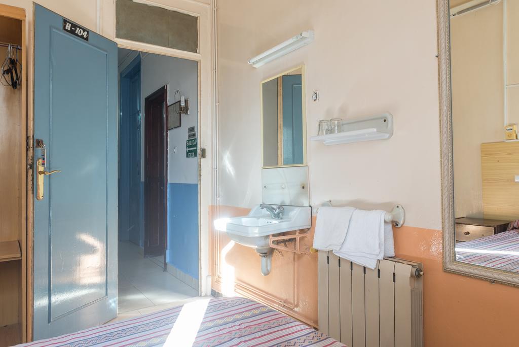 Hostel Turisol Barcelona Bagian luar foto
